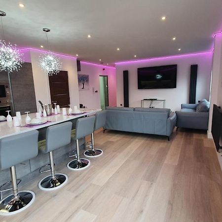 Central Penthouse With Hot Tub & Views 24 Cheltenham Esterno foto
